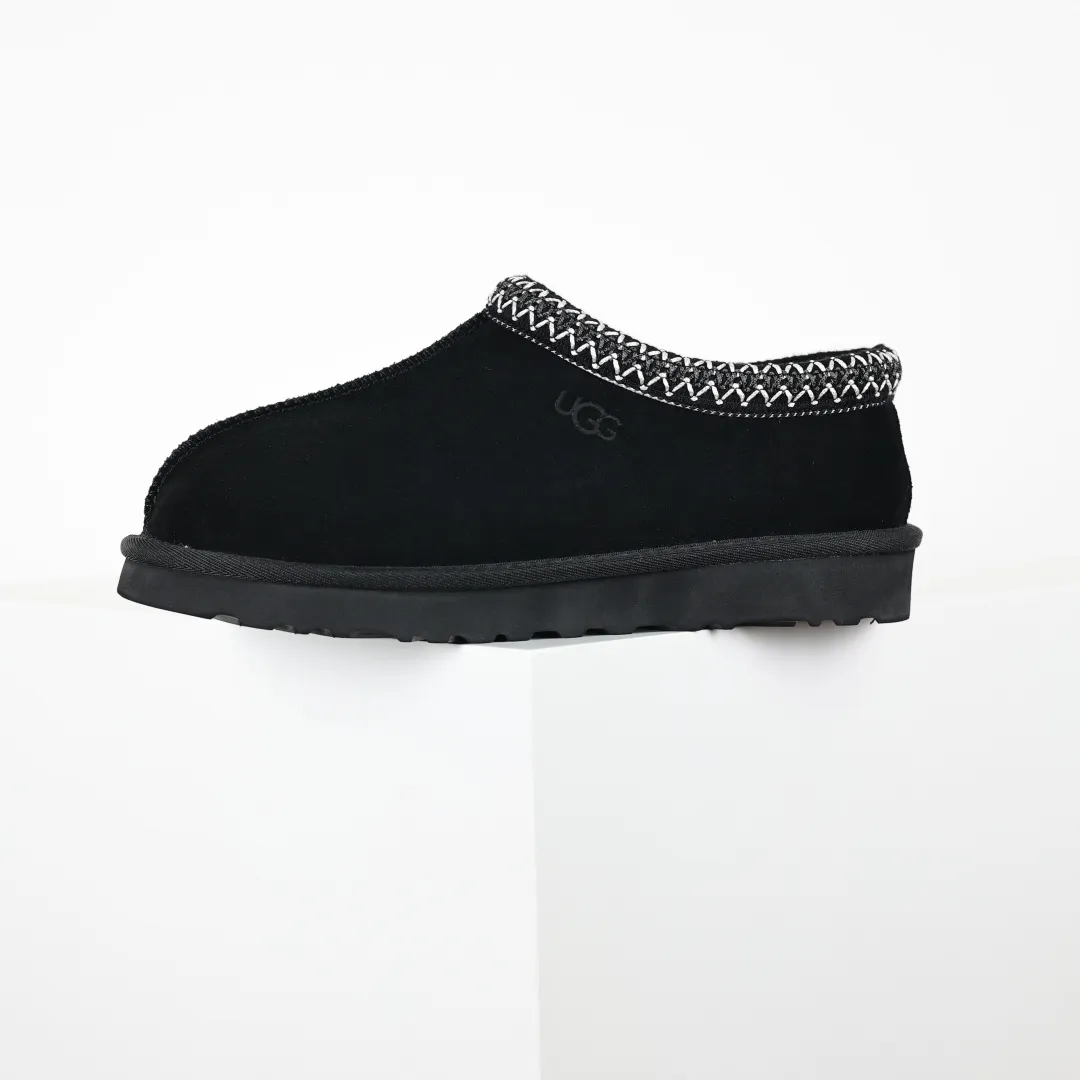 Copy price 💰540 Core recommendation Good price 5cm thick sole, independently developed original outsole, cashmere insole, keeping warm in winter, suitable for home use. In the new year, uug launched a style series, which is partially geared towards the preferences of young consumers. It has also moved to the forefront of fashion trends. Shoe body material, water-repellent coated suede upper, 17 mm UGGPURE™ implanted wool insole, lightweight non-slip and comfortable rubber outsole, with brand LOGO and trademark, with full package Size: 35 36 37 38 39 40 41 42 43 44 45